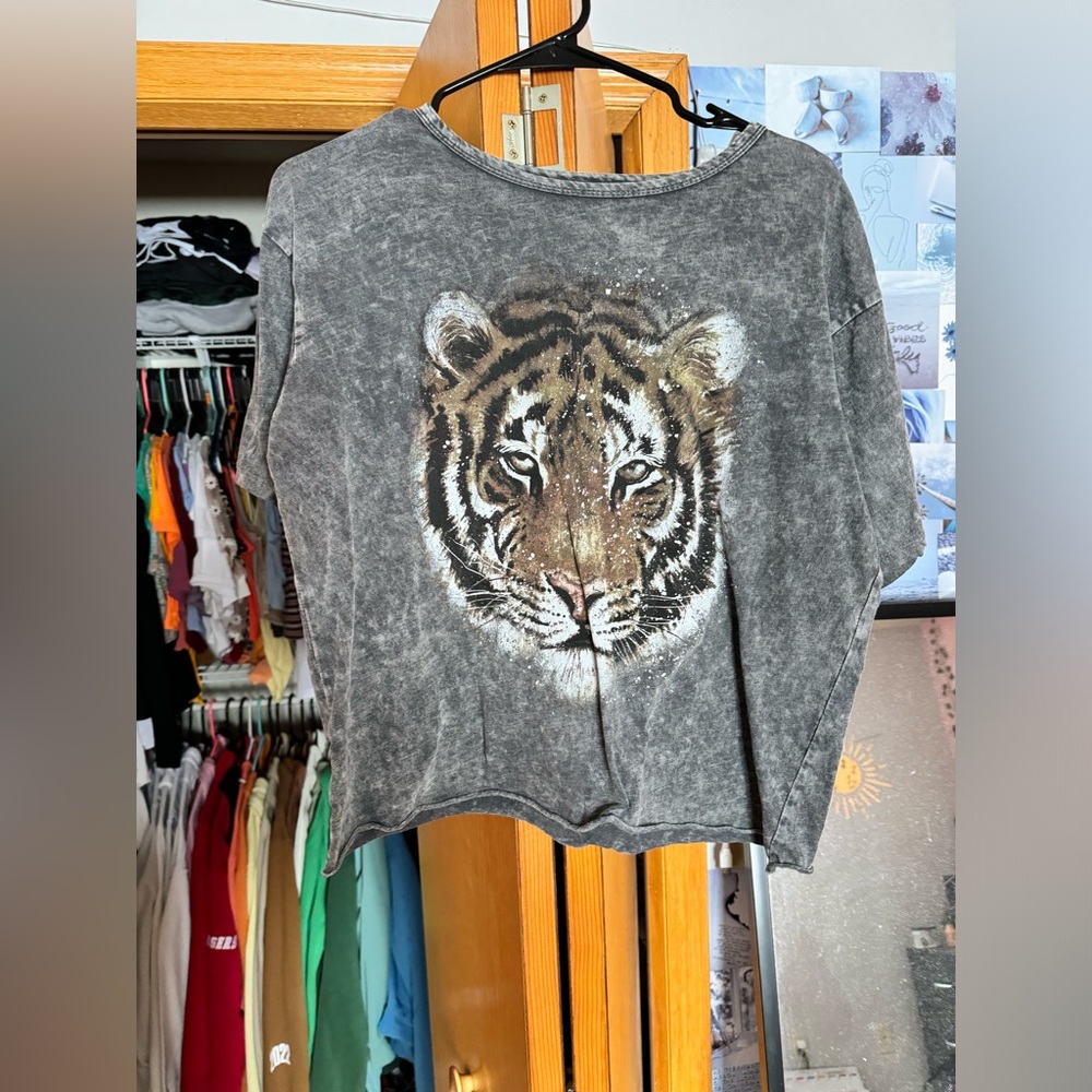 Grey tiger loose crop top.